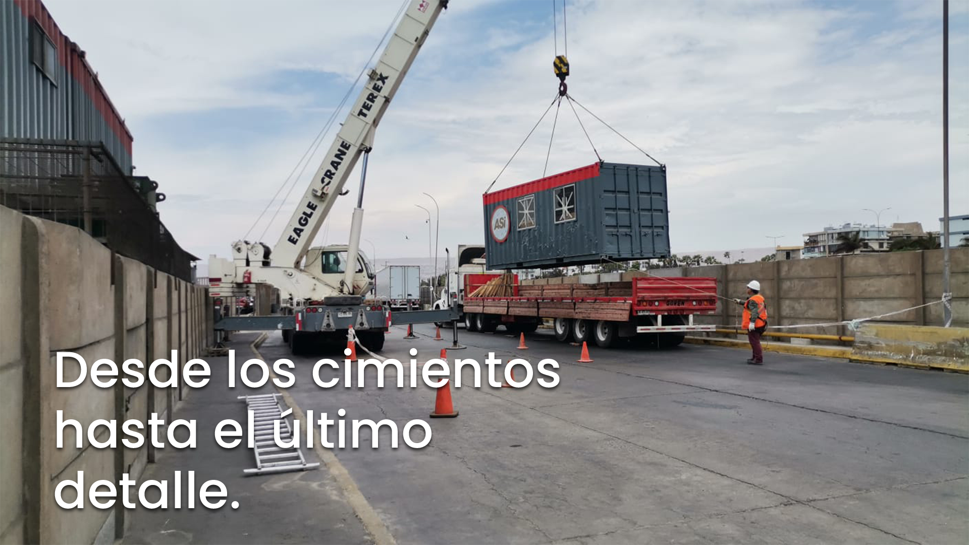 grúa pluma levanta contenedor